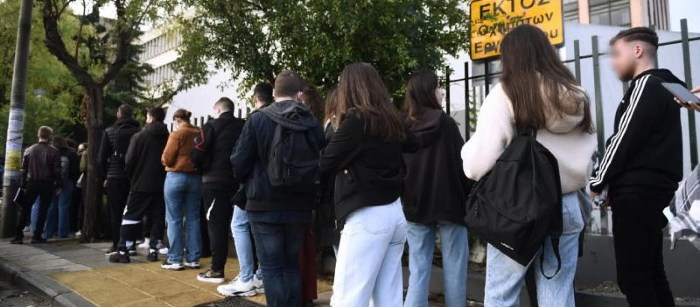 Πανεπιστήμια: Με πολύωρες αναμονές και στρίμωγμα στις ουρές η επιστροφή των φοιτητών